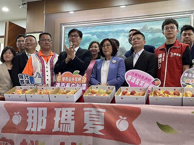 高市议长康裕成、副议长曾俊杰邀请高雄市长陈其迈共同在议会推广原乡水蜜桃，并邀各党团认购，提前为那玛夏水蜜桃季暖身。（洪浩轩摄）