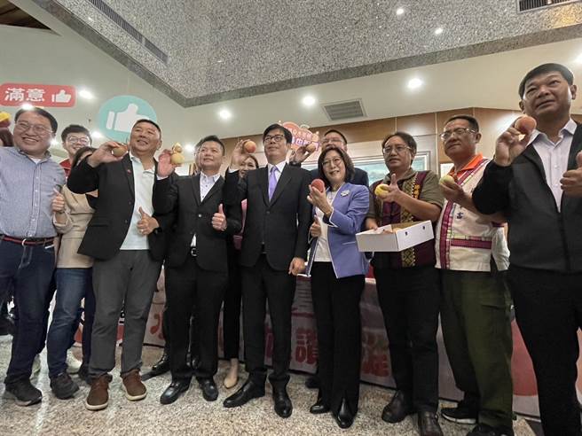 高市议长康裕成、副议长曾俊杰邀请高雄市长陈其迈共同在议会推广原乡水蜜桃，并邀各党团认购，提前为那玛夏水蜜桃季暖身。（洪浩轩摄）