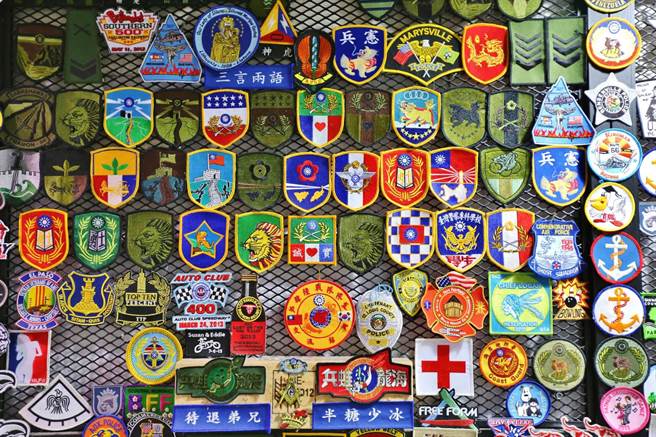 今年活動將透過與合作店家電繡部隊臂章符號及姓名的方式，重演當年新兵生活體驗。(圖／金門縣觀光處提供)