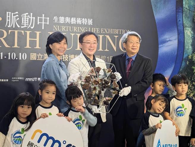 台达电永续长周志宏（后排中）、海科馆长陈素芬（后排左）与亚洲大学附属现代美术馆馆长潘襎（后排右）手持復育中的珊瑚，共同为「地球．脉动中 －生态与艺术特展」揭开序幕。（张志康摄）