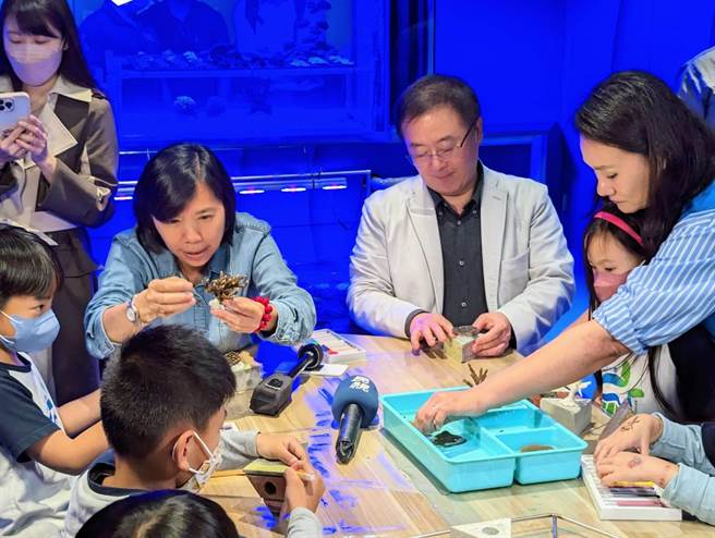 台达电永续长周志宏（后右2）、海科馆长陈素芬（后左2）与小朋友们一起动手復育珊瑚。（张志康摄）