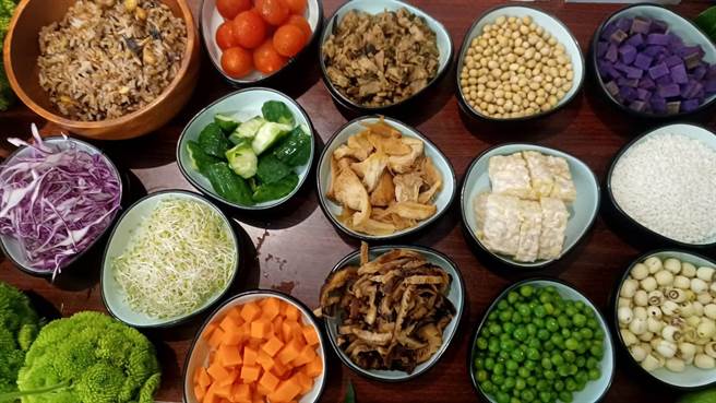 花莲县政府、秧悦美地度假酒店倡议「爱地球吃有机．蔬食低碳挺永续」，推动绿色餐饮与绿色旅游为永续发展尽心力。（陈韵萍摄）