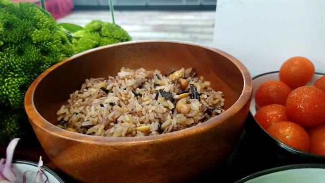 「秧悦佛陀饭」将谷物、蔬菜、水果、植物性蛋白质为主的食材全部集中在一个碗中，一次摄取到各种营养并具备高饱足感。（陈韵萍摄）