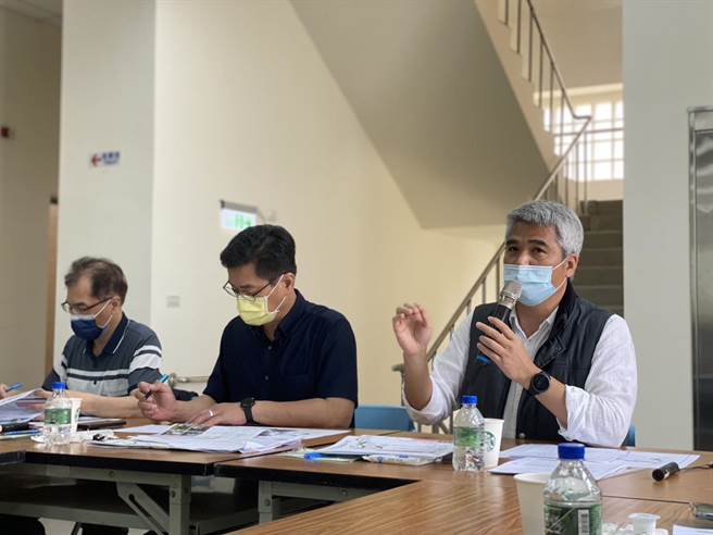 查核小组听取重划会施工简报，由左至右，内政部土地重划工程处北一分队长吴贤宗、新竹市府地政处长何宪棋、市府参议陈永源。（新竹市政府提供／王惠慧新竹传真）