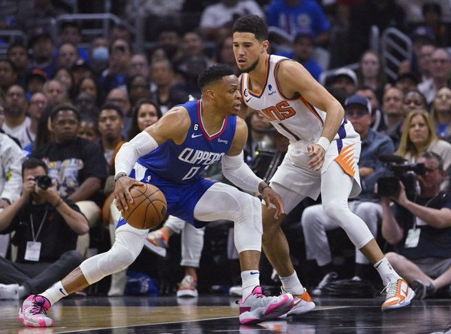 戴文布克(右)紧盯着打算运球突破的韦斯布鲁克。(路透)