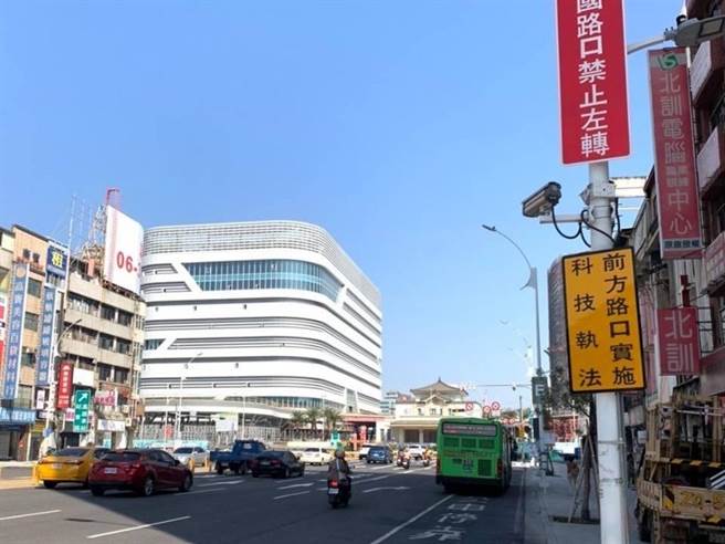 為防範違規導致車禍，警方於高雄車站中山、建國路口以及九如、博愛路口建置科技執法。圖為中山、建國路口科技執法。（高雄市交通大隊提供／崔正綱高雄傳真）