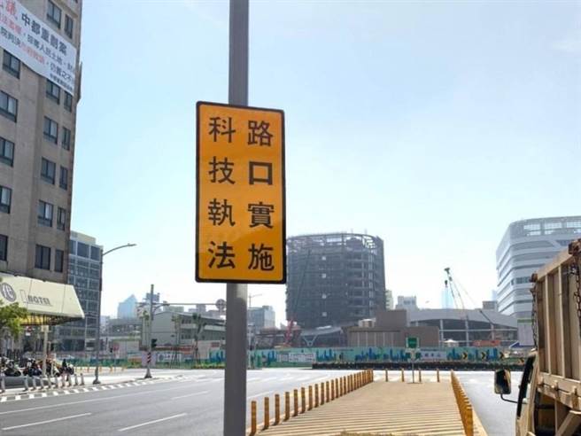 為防範違規導致車禍，警方於高雄車站中山、建國路口以及九如、博愛路口建置科技執法。圖為九如、博愛路口科技執法。（高雄市交通大隊提供／崔正綱高雄傳真）