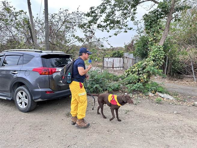出动搜救犬希望能顺利找到老妇人。（翻摄照片／高雄洪靖宜传真）