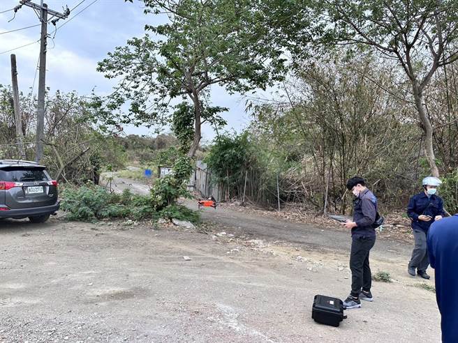 出动空拍机从高空搜索，希望能赶紧找到老妇人。（翻摄照片／高雄洪靖宜传真）