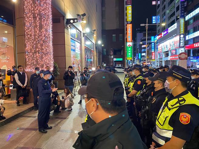 新北市警局昨晚执行扩大临检。（警方提供）