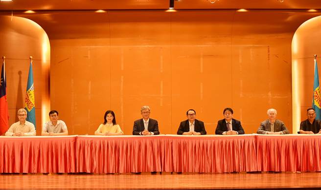 文化大学校长王子奇（右三）和阳明山姜太公道场主席罗世新（右四）正式签订合约，确认双方合作主办第一届世界道家论坛研讨会。（文化大学提供）