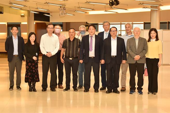 文化大学校长王子奇（前排右三）与阳明山姜太公道场主席罗世新（前排右二）签订合约，并召开筹备会议，确认合作主办第一届世界道家论坛研讨会，与双方团队于会后合影。（文化大学提供）