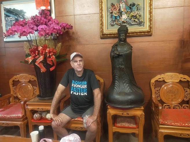 大甲妈今晚将起驾，65岁澳洲男子共襄盛举。（陈淑娥摄）