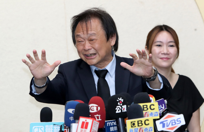 王世堅（左）近日在臉書PO出各種照型的照片，引發網友關注。（資料照,鄭任南攝）