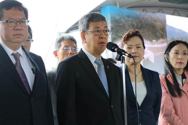 行政院長陳建仁今日稱，希望新北市政府能夠對槍擊案負起責任，對此，新北市議員江怡臻表示，「掃除黑幫難道是新北一個人的武林嗎？」直言溫暖內閣，只令人心寒。（蔡明亘攝）