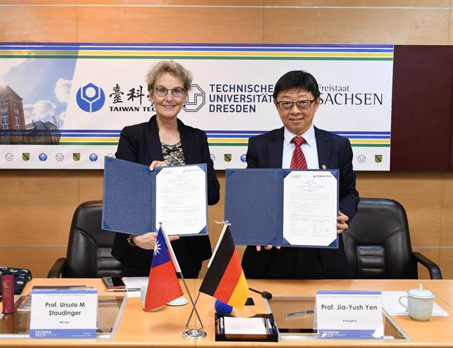 台湾科技大学校长顏家钰(右)与德勒斯登工业大学校长史托丁格(Ursula M. Staudinger)(左)于今(20)日缔结科研协议。(台科大提供)