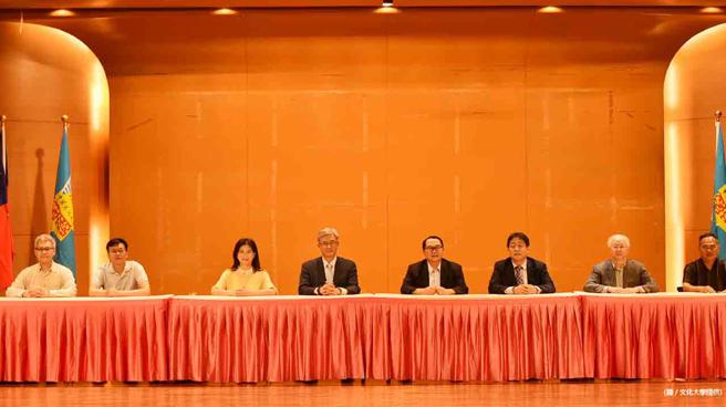 文化大学校长王子奇（右三）和阳明山姜太公道场主席罗世新（右四）正式签订合约，确认双方合作主办第一届世界道家论坛研讨会。（照片：文化大学提供）