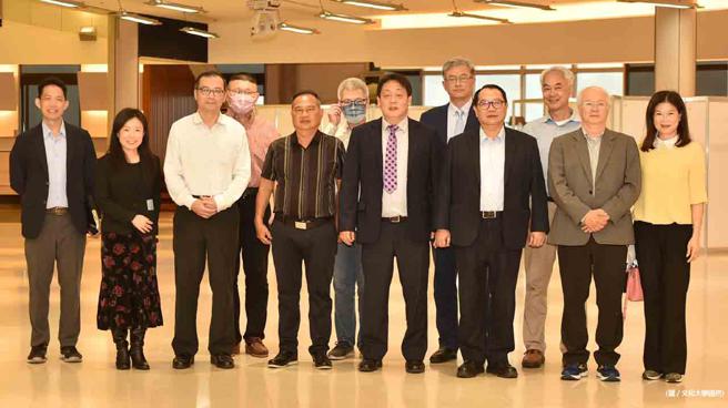 文化大学校长王子奇（前排右三）与阳明山姜太公道场主席罗世新（前排右二）签订合约，并召开筹备会议，确认合作主办第一届世界道家论坛研讨会，与双方团队于会后合影。（照片：文化大学提供）