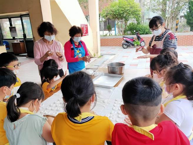 苗栗县政府全力争取客委会补助成立社区伯公照护站，让老幼同乐。（苗栗县政府提供／谢明俊苗栗传真）