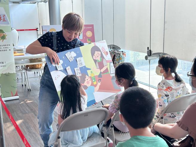 Global Mall「未来永续小学堂」以升级新型态登场，以互动绘本形式搭配情境故事，吸引小朋友关注环境永续议题。（Global Mall提供）