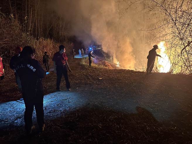 内门区山林野火，军警民合力下灭火。（高雄市义勇消防总队提供／高雄洪靖宜传真）