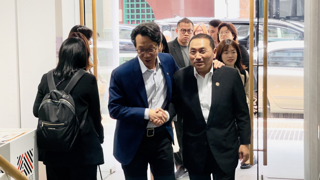 侯友宜參訪SGInnovate新加坡創新機構。（記者呂健豪攝）