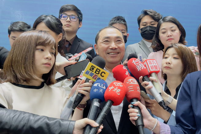 侯友宜受訪表示此行很多新加坡有人關心也給予協助，下午還有很多拜會行程，會在產業經濟外交綠色金融等方向做討論。（記者呂健豪攝）