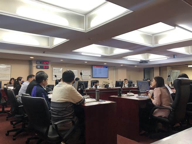 吴世正21日在北市议会教育委员会上表示，校园发生老师管教不当，应该检讨处理流程，避免师生不对等而造成学生二次伤害。（张芷瑜摄）