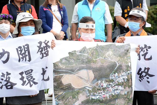 枫林村民拿着山坡地光秃秃的照片，表达对光电案场不满，要求撤回申请案。（林和生摄）