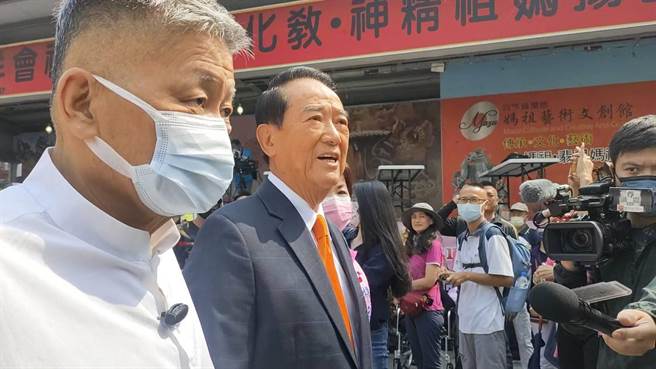 台中大甲镇澜宫21日晚间起驾，亲民党主席宋楚瑜（右）21日下午近2时前来大甲镇澜宫参拜，被问及大甲镇澜宫董事长顏清标病情表示，他已亲自致电拜托院方。（潘虹恩摄）