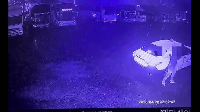 刘姓少年凌晨搭计程车取枪画面曝光。（民眾提供）