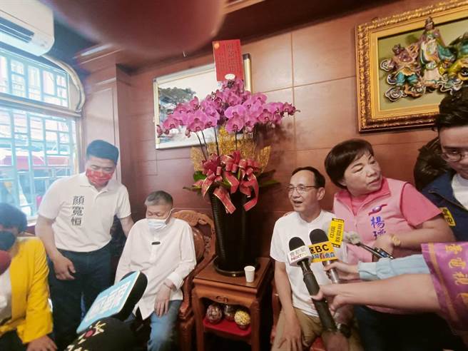 大甲妈今晚将起驾，顏清标将与儿子顏宽恒接力走。（陈淑娥摄）