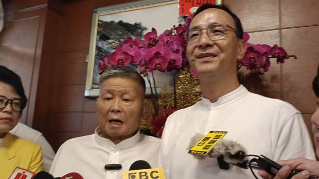 大甲妈今晚将起驾，顏清标谢天、谢地、谢妈祖婆给我们两岸和平。（陈淑娥摄）