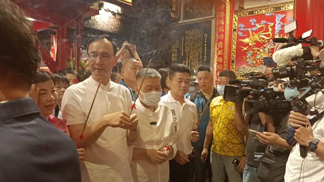 台中一年一度的宗教盛事「大甲镇澜宫妈祖遶境」将于21日晚间起驾，国民党党主席朱立伦21日下午抵达大甲镇澜宫上香祈福。（陈淑娥摄）