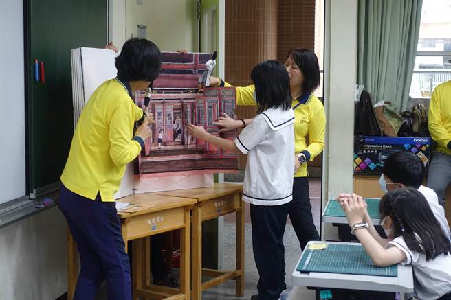 今年持续推动校园疯文资计画，第一站前进板桥国小邀请学童共读「艺赏林园」绘本。（新北市文化局提供）