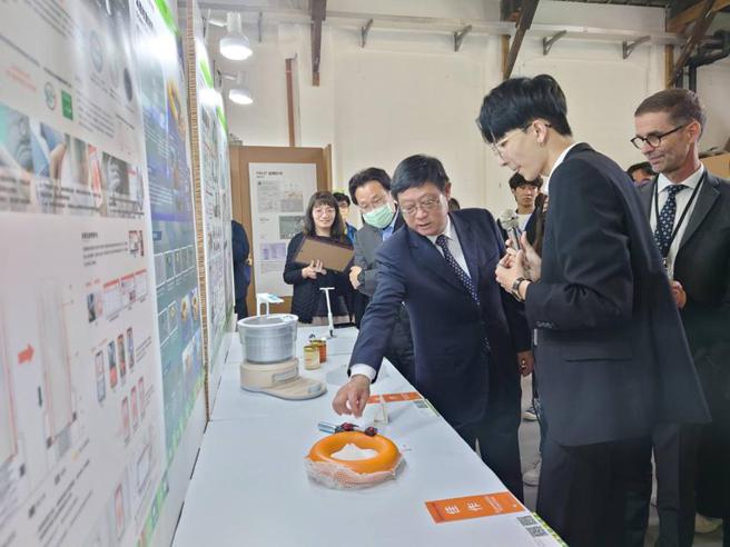 （环保署长张子敬听取获奖者的说明。图／环保署提供）