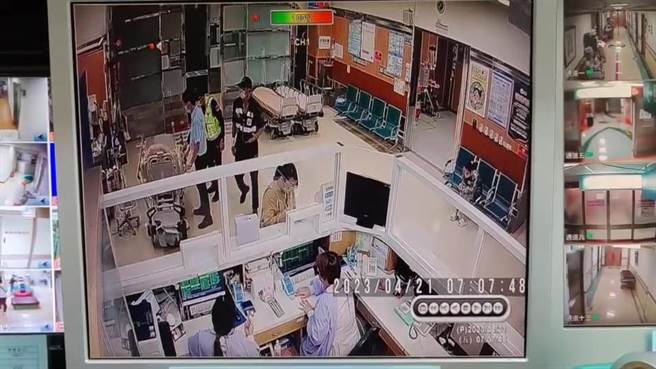 嘉义狠父砍杀2名儿子，次子送医急救。（廖素慧翻摄）