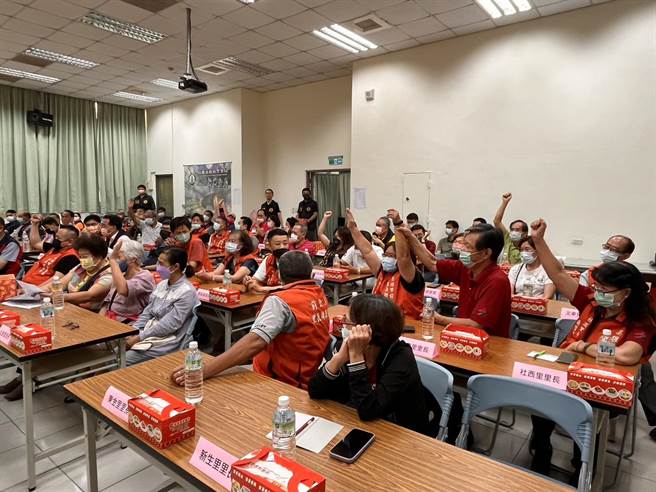 新興分局展現打擊詐騙的決心，與在地里長成立「打詐里長隊」。（翻攝照片／崔正綱高雄傳真）