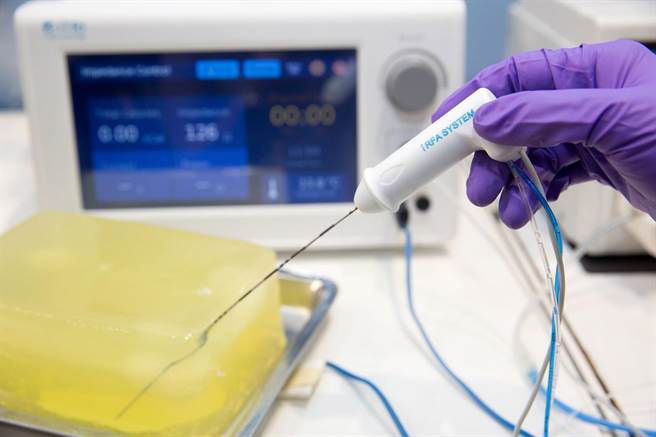 获得爱迪生奖铜牌的工研院「智慧射频热消融系统」，结合超音波影像导引，以微创手术将单支可调式消融电极针，导引至病灶进行局部治疗。（工研院提供／邱立雅竹县传真）