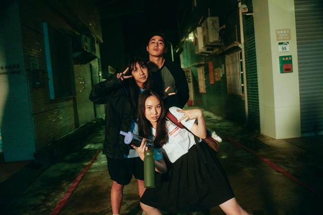 《五福女孩》日前于高雄杀青，演员苏韦华、李芝仪、王婕开心合照。（雄影提供）