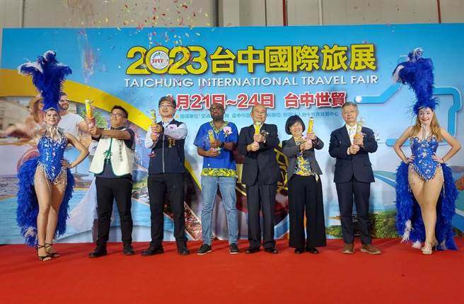 「台中国际旅展」21日至24日在台中世贸中心盛大展出，由台中世贸中心总经理陈弘岳（右4）、中市观光局副局长陈育正（左3）、北市观传局局长陈淑慧（右3）等人共同拉炮开幕。（潘虹恩摄）