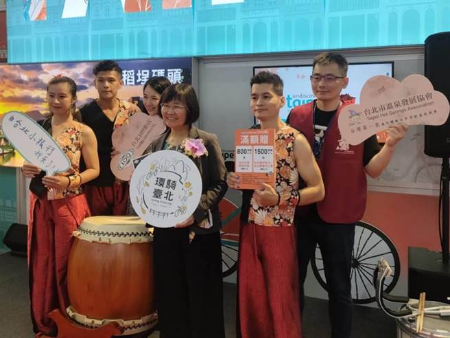 台北市政府观光传播局筹组「台北馆」，以「Let’s 购台北」为主题前来「台中国际旅展」设摊。（潘虹恩摄）