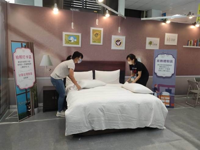 「台中国际旅展」21日至24日在台中世贸中心展出，交通部观光局也首度「旅宿工作体验互动区」，媒合多家业者于现场徵才。（潘虹恩摄）