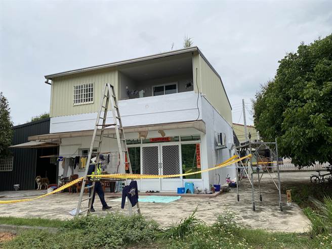 吴男疑架梯进屋砍杀妻儿后自残坠楼在大门口外身亡。（廖素慧摄）