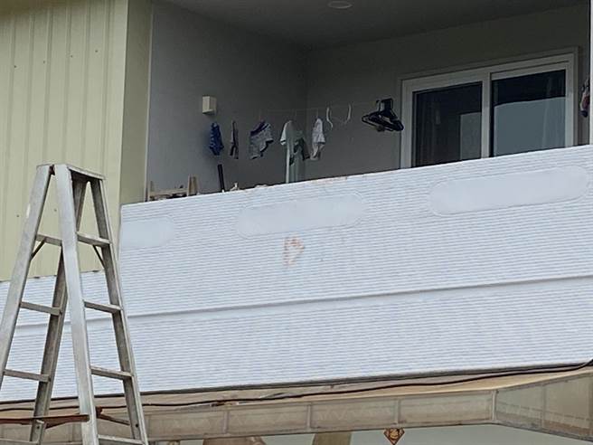 吴男疑架梯进屋2楼卧房，砍杀妻儿，2楼外墙有疑似血迹。（廖素慧摄）