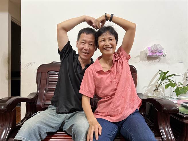 接手照顧19名寄養童，彭湘明、陳錦平夫妻獲選績優寄養家庭。(屏東家扶提供)