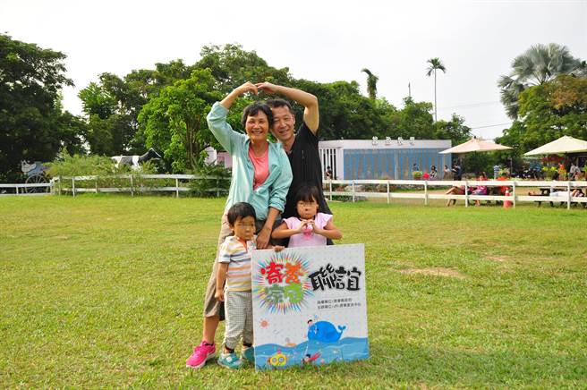 接手照顧19名寄養童，彭湘明、陳錦平夫妻獲選績優寄養家庭。(屏東家扶提供)