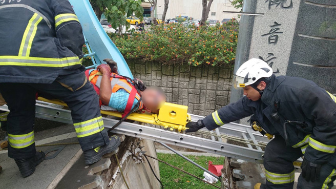 新北工安意外！五股觀音溪橋突倒塌，3工人跌落受傷送醫。(黃敬文/翻攝)