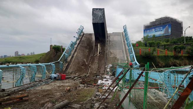 新北工安意外！五股觀音溪橋突倒塌，3工人跌落受傷送醫。(黃敬文/翻攝)