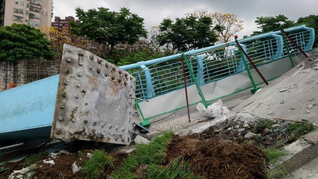 新北工安意外！五股觀音溪橋突倒塌，3工人跌落受傷送醫。(黃敬文/翻攝)